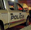 Una unidad de transporte público embistió a un vehículo detenido en labores mecánicas matando a un padre y a su hija; el chofer huyó tras el impacto.