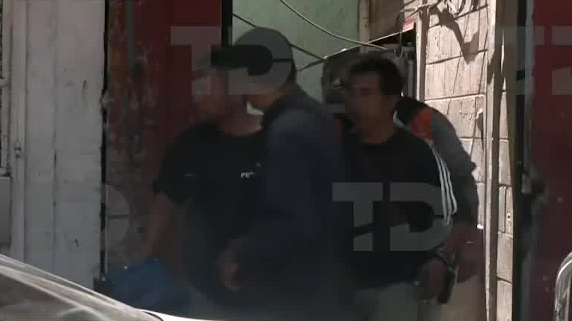 Presuntamente, un hombre que realizaba labores de reparto de gas estacionario habría caído junto con el tanque que cargaba.