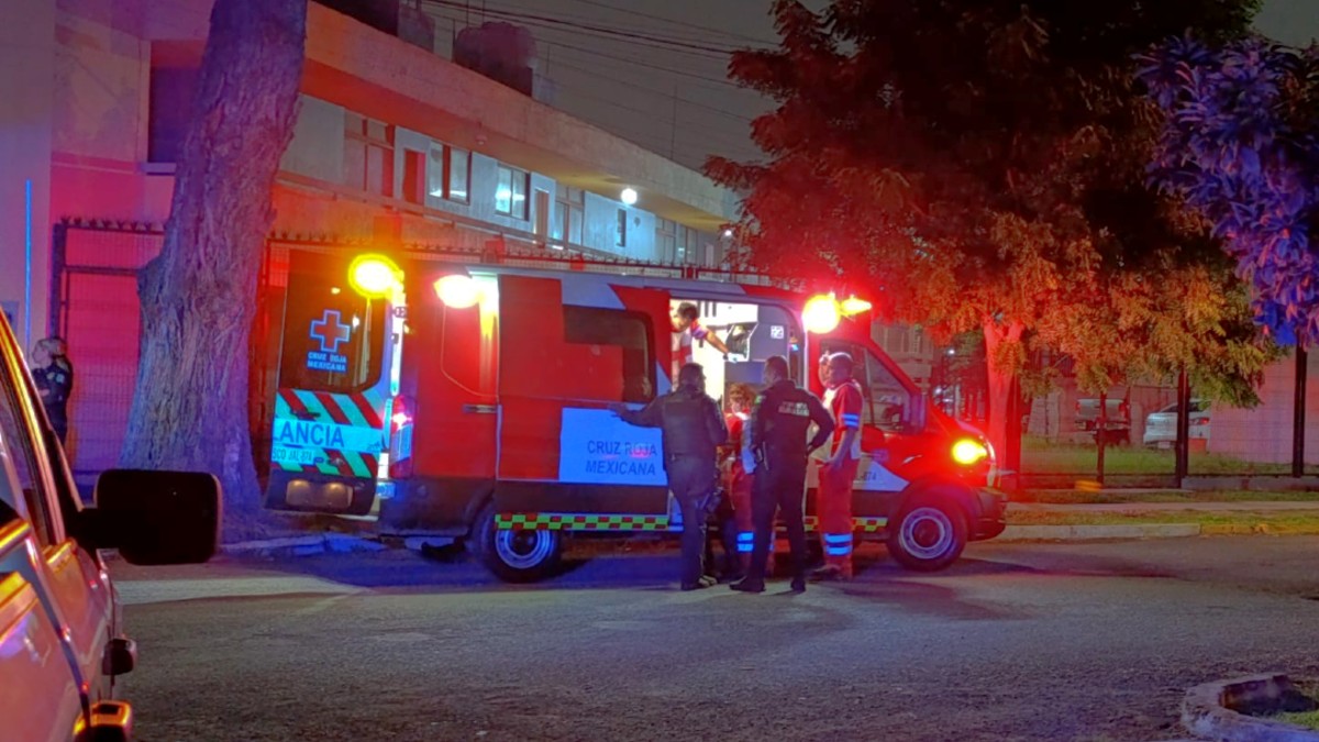 Un policía de Guadalajara fue agredido con una botella durante una revisión precautoria en La Purísima; el agresor quedó detenido y enfrenta proceso legal.