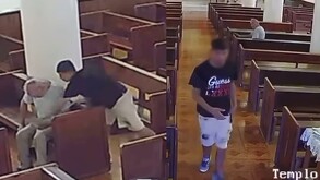 Joven robando celular en iglesia en Monterrey