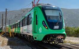 Las nuevas líneas del Metrorrey provocarán un mayor consumo de electricidad, pero el origen de la energía no se ha aclarado, advierte clase empresarial.
