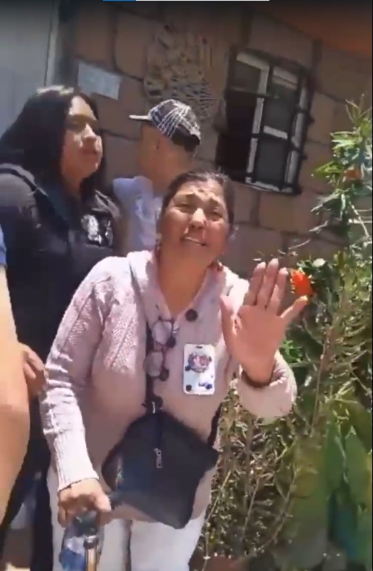 Desalojo de una mujer de la tercera de edad en Ecatepec fue captado en video por vecino que trataban de ayudarla contra un grupo de personas