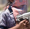 un niño con el rostro cubierto sosteniendo una arma un niño con el rostro cubierto sosteniendo una arma