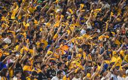 Los tres aficionados de Tigres que presuntamente agredieron a un hombre al interior del Estadio Universitario fueron liberados, pero seguirá la investigación.