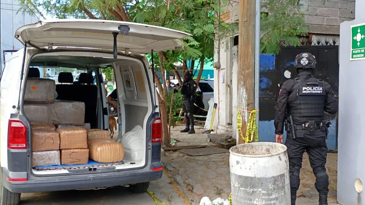 La detención de un hombre en la colonia Fabriles, en Monterrey, derivó en un cateo realizado por la Fiscalía General de Justicia del Estado.