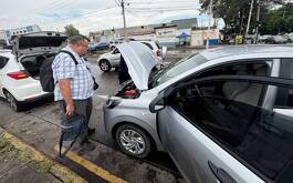 El automóvil dejó de funcionar luego de quedar en una tromba de agua