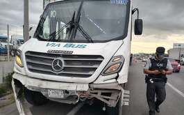Un choque entre un transporte de personal y un camión de ruta urbana dejó al menos 10 lesionados en Ciénega de Flores, Nuevo León.
