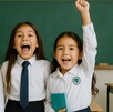 niñas en salón de clases