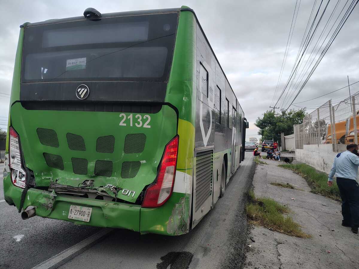 Un choque entre un transporte de personal y un camión de ruta urbana dejó al menos 10 lesionados en Ciénega de Flores, Nuevo León.