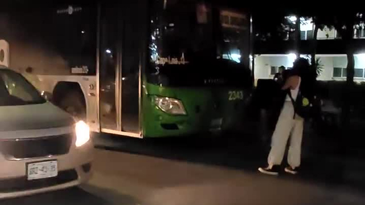 En un video compartido en diversas plataformas se aprecia el momento en que la mujer decide obstruir el paso de la ruta urbana 213.