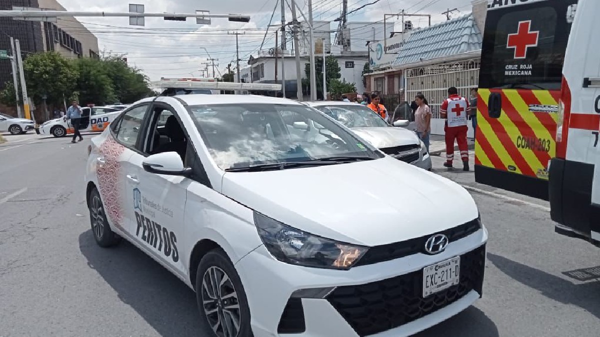 Una mujer y su hija adolescente resultaron gravemente heridas la mañana de este miércoles tras ser impactadas por un vehículo mientras viajaban en motocicleta.