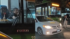 Chofer se niega a subir a estudiante de la UANL y ella se planta frente a la unidad