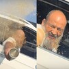 El hombre resultó empapado de café