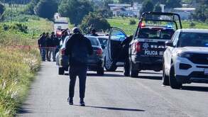 policías y patrullas en una carretera