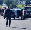 policías y patrullas en una carretera