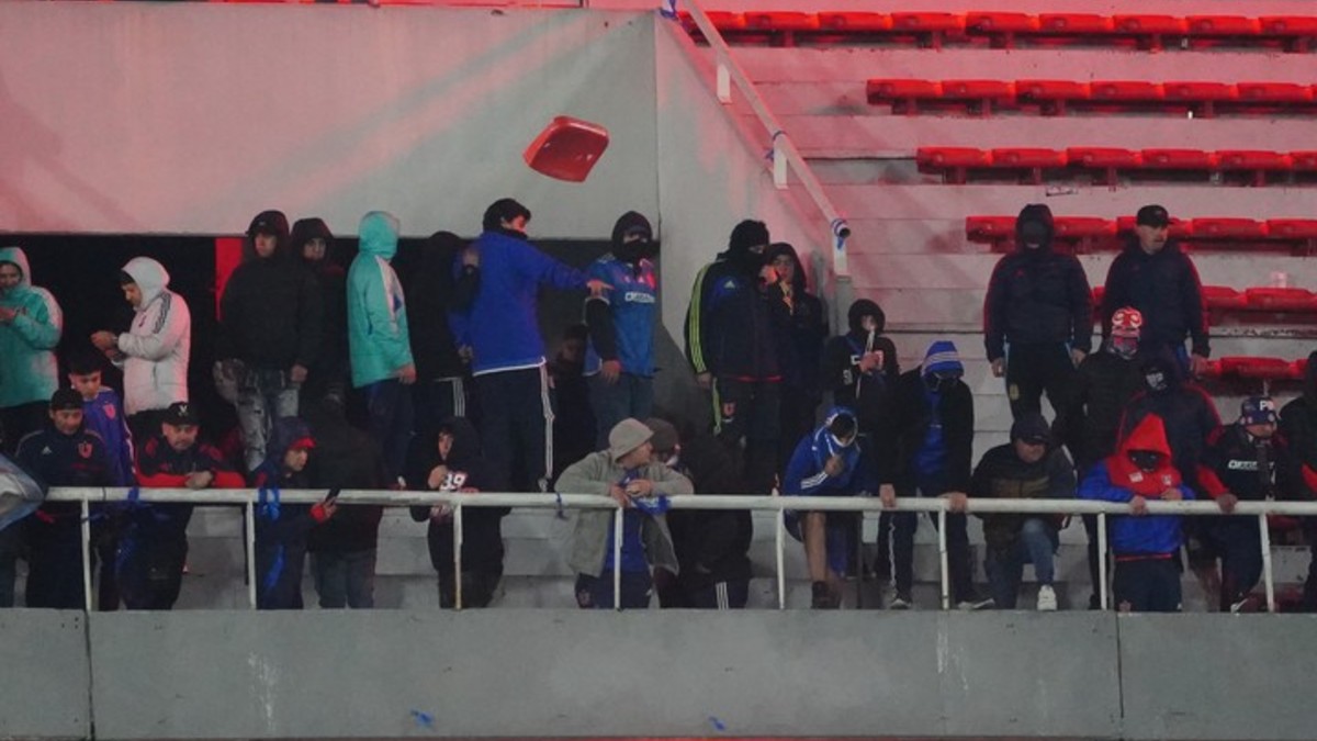 Partido ente Independiente y U de Chile es suspendido por disturbios en las gradas en los octavos de final de la Copa Sudamericana.