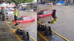 Jóvenes en el Mercado de Abastos convierten calles inundadas por lluvias en improvisada piscina, desatando diversión y asombro entre los jaliscienses.