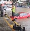 Jóvenes en el Mercado de Abastos convierten calles inundadas por lluvias en improvisada piscina, desatando diversión y asombro entre los jaliscienses. Jóvenes en el Mercado de Abastos convierten calles inundadas por lluvias en improvisada piscina, desatando diversión y asombro entre los jaliscienses.