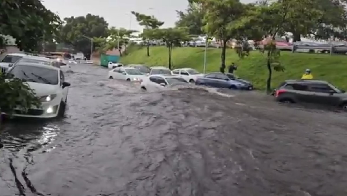 Lluvia colapsa vialidades esta mañana en el Área Metropolitana de Guadalajara