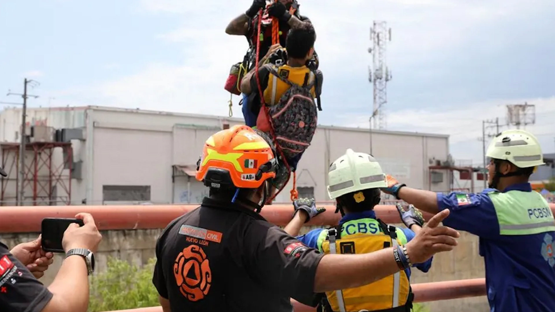 El hombre fue rescatado en el cruce de la avenida Cristina Larralde y Santo Domingo en el municipio de San Nicolás.