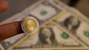 El valor del peso frente al dólar varía diariamente.