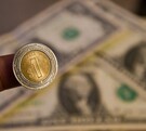 El valor del peso frente al dólar varía diariamente.