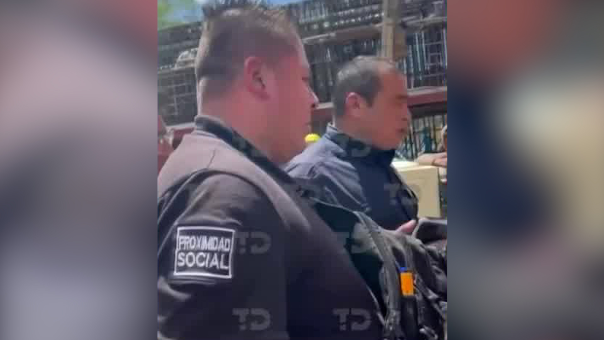 Un video difundido en redes sociales muestra el momento en que un trabajador de construcción es agredido por policías municipales de Ecatepec.