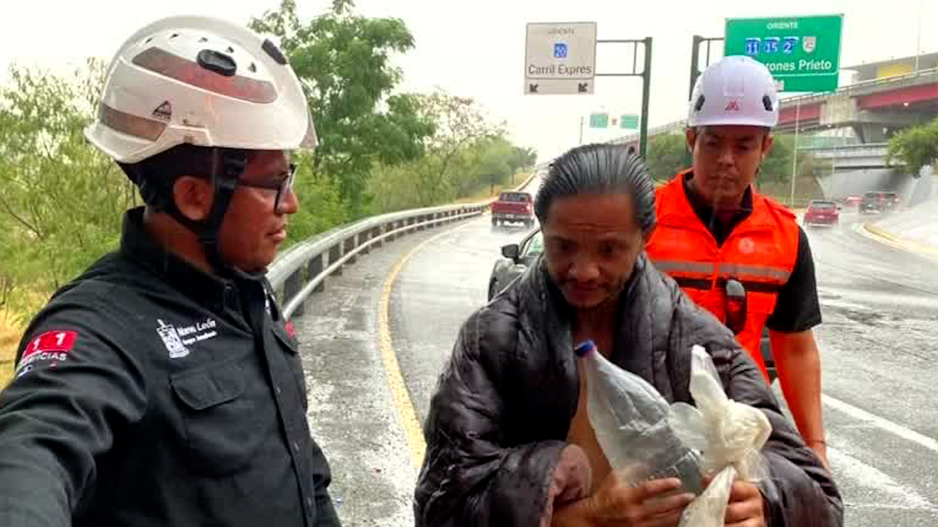 Protección Civil rescataron al hombre, pues se encontraba en una zona de riesgo.