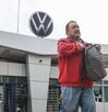 Volkswagen México y el sindicato acordaron un aumento salarial del 4%, evitando la huelga. El pacto, cerrado horas antes del plazo límite, beneficia a 7 mil.