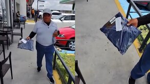 un hombre intenta vender un pantalón afuera de una cafetería