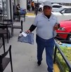 un hombre intenta vender un pantalón afuera de una cafetería un hombre intenta vender un pantalón afuera de una cafetería