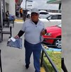 un hombre intenta vender un pantalón afuera de una cafetería