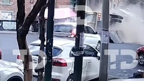 Personas que viajaban a bordo de la camioneta afectada y la unidad de carga no sufrieron lesiones tras la volcadura en colonia Obrera