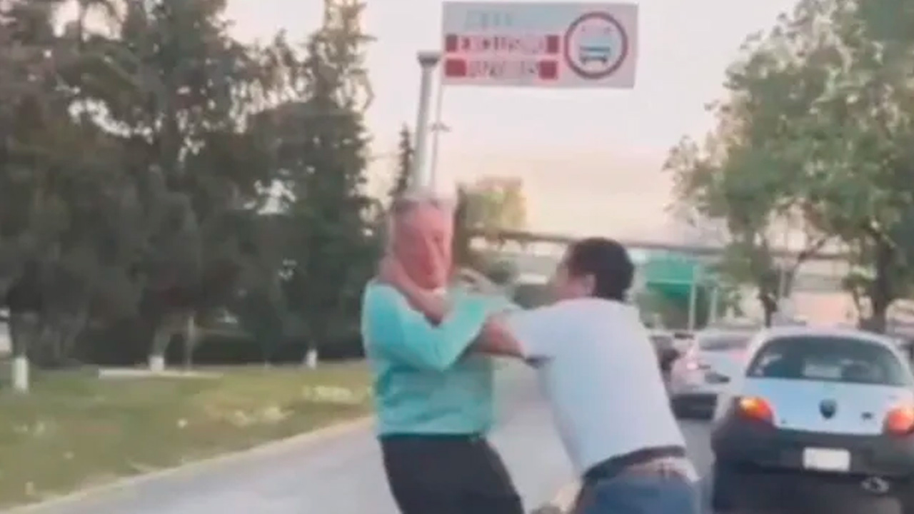 Una riña entre automovilistas en el bulevar Felipe Ángeles de Pachuca dejó a un adulto mayor azotado contra el asfalto tras ser empujado por otro conductor.