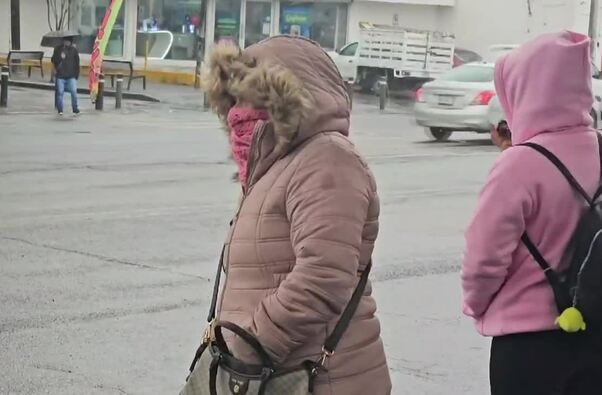 Más de 40 minutos y bajo el frío, varios usuarios esperaron su transporte en las paradas de bus.