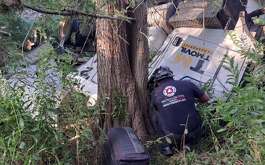 El chofer de un tráiler murió tras caer de un puente sobre la Carretera Nacional en el municipio de Montemorelos, Nuevo León.