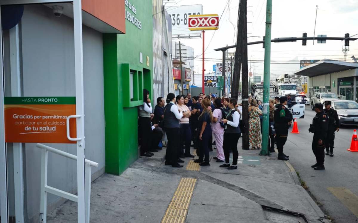 Un conato de incendio alarmó a empleados de Salud Digna en la colonia Mitras Norte en el municipio de Monterrey.