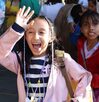 ninos con uniformes de escuela