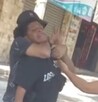 personas golpean a un vendedor de fruta personas golpean a un vendedor de fruta