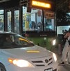 Chofer se niega a subir a estudiante de la UANL y ella se planta frente a la unidad