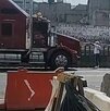un hombre dispara contra un tráiler en una autopista