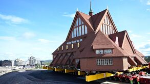 La iglesia fue trasladada sobre un gigantesco tráiler equipado con 224 ruedas
