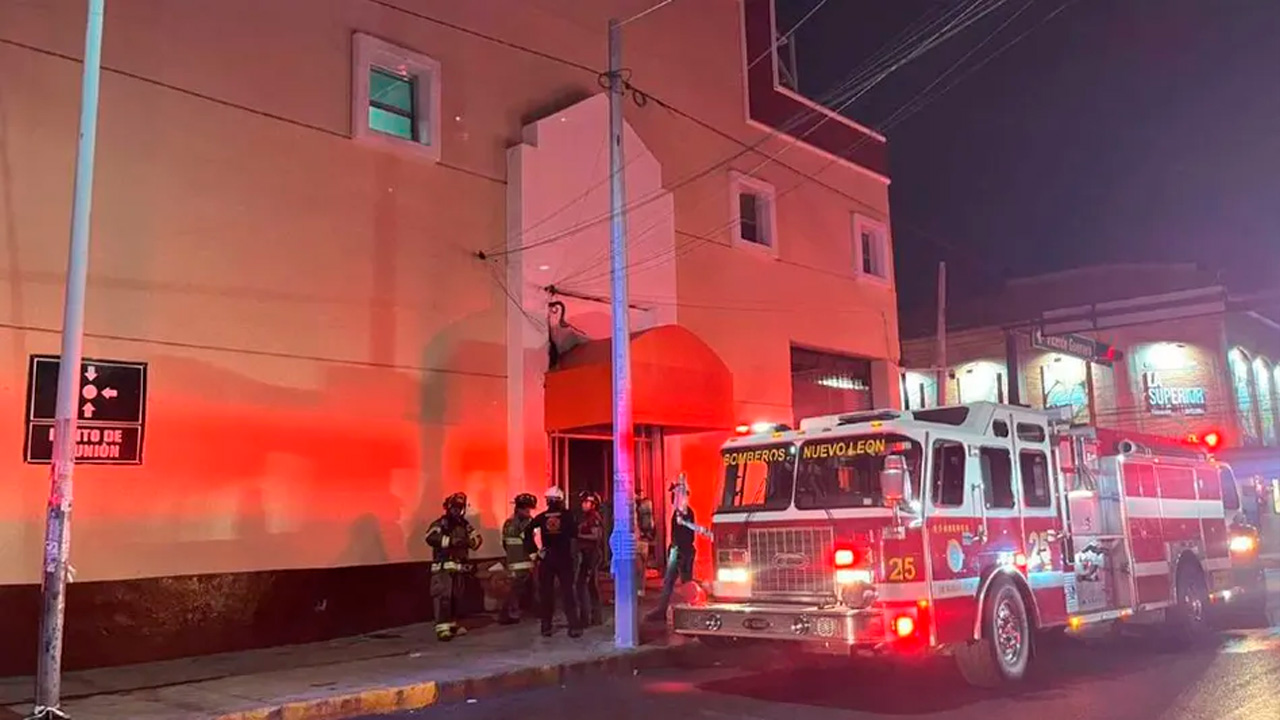 El incendio de una hierbería al interior del Mercado Juárez movilizó cuerpos de auxilio en el Centro de Monterrey.