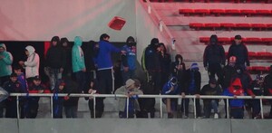 Partido ente Independiente y U de Chile es suspendido por disturbios en las gradas en los octavos de final de la Copa Sudamericana.