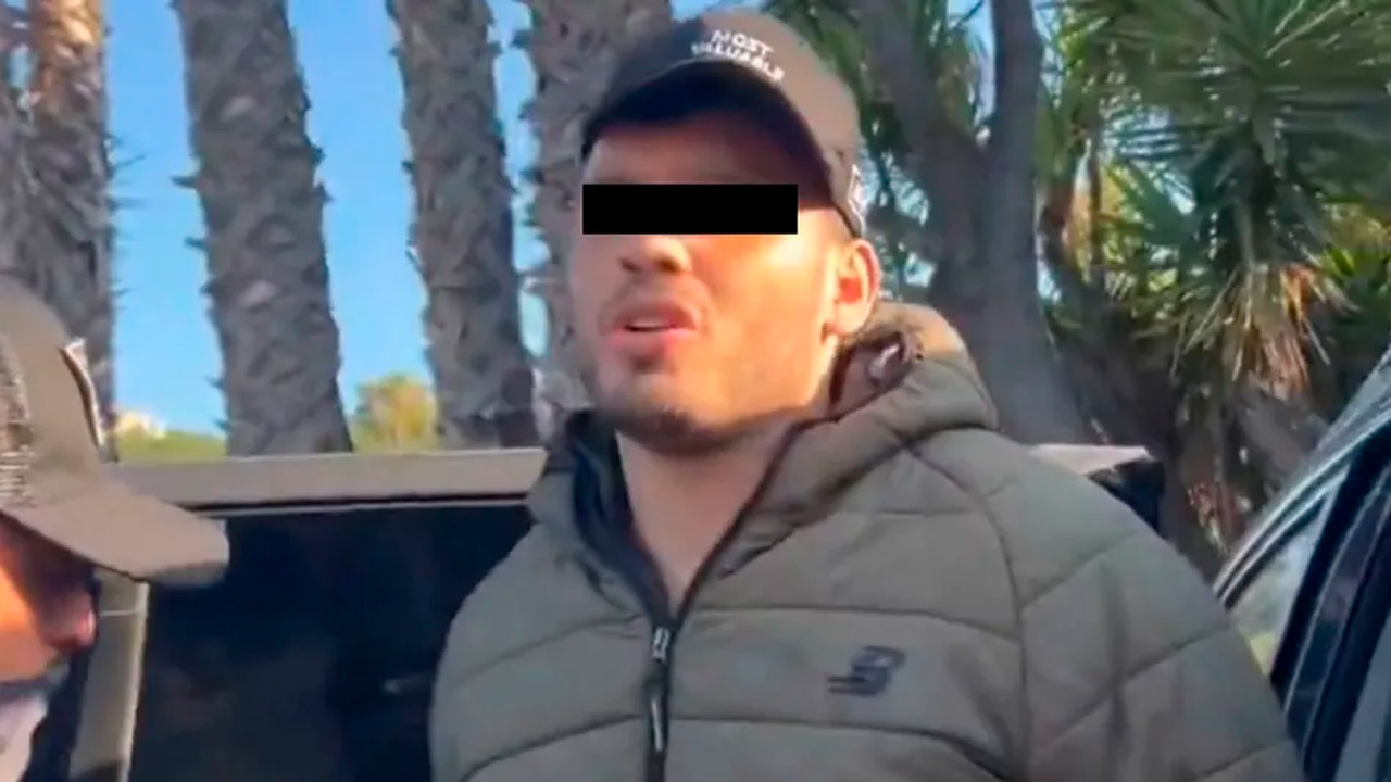 Un juez federal dictó prisión preventiva contra Julio César Chávez Jr. en un penal en Sonora por presuntos delitos de delincuencia organizada.
