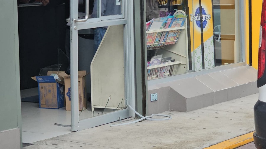 Los hampones rompieron vidrios y doblaron una estructura para ingresar a la sucursal Oxxo ubicada en la colonia Naciones Unidas.