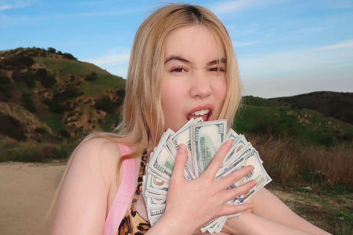 Lil Tay, criticó a las mujeres que trabajan después de los 25 años, y las tachó como un fracaso pues ella ha generado mucho dinero como modelo en OnlyFans.