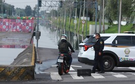 Ciudadanos conducen por avenidas inundadas este 21 de agosto.