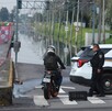 Ciudadanos conducen por avenidas inundadas este 21 de agosto.
