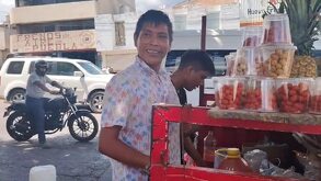 un joven vendidendo cocteles de fruta